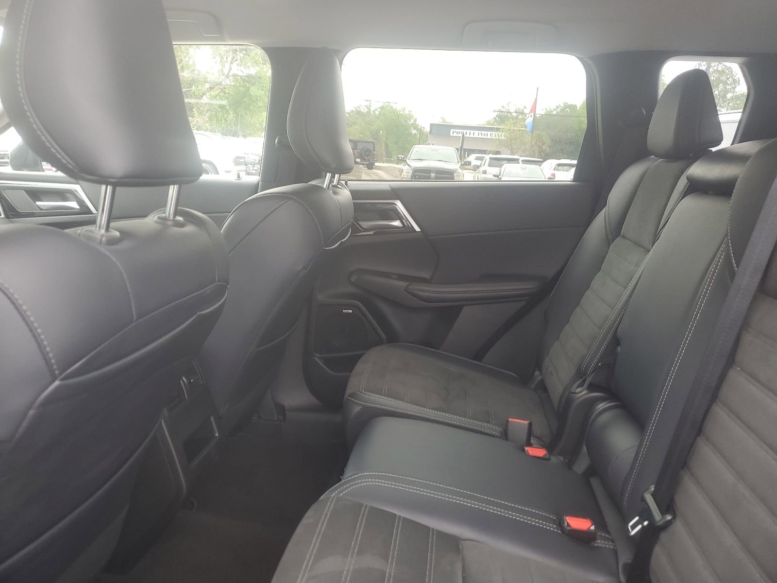 Used 2025 Mitsubishi Outlander SE image 12