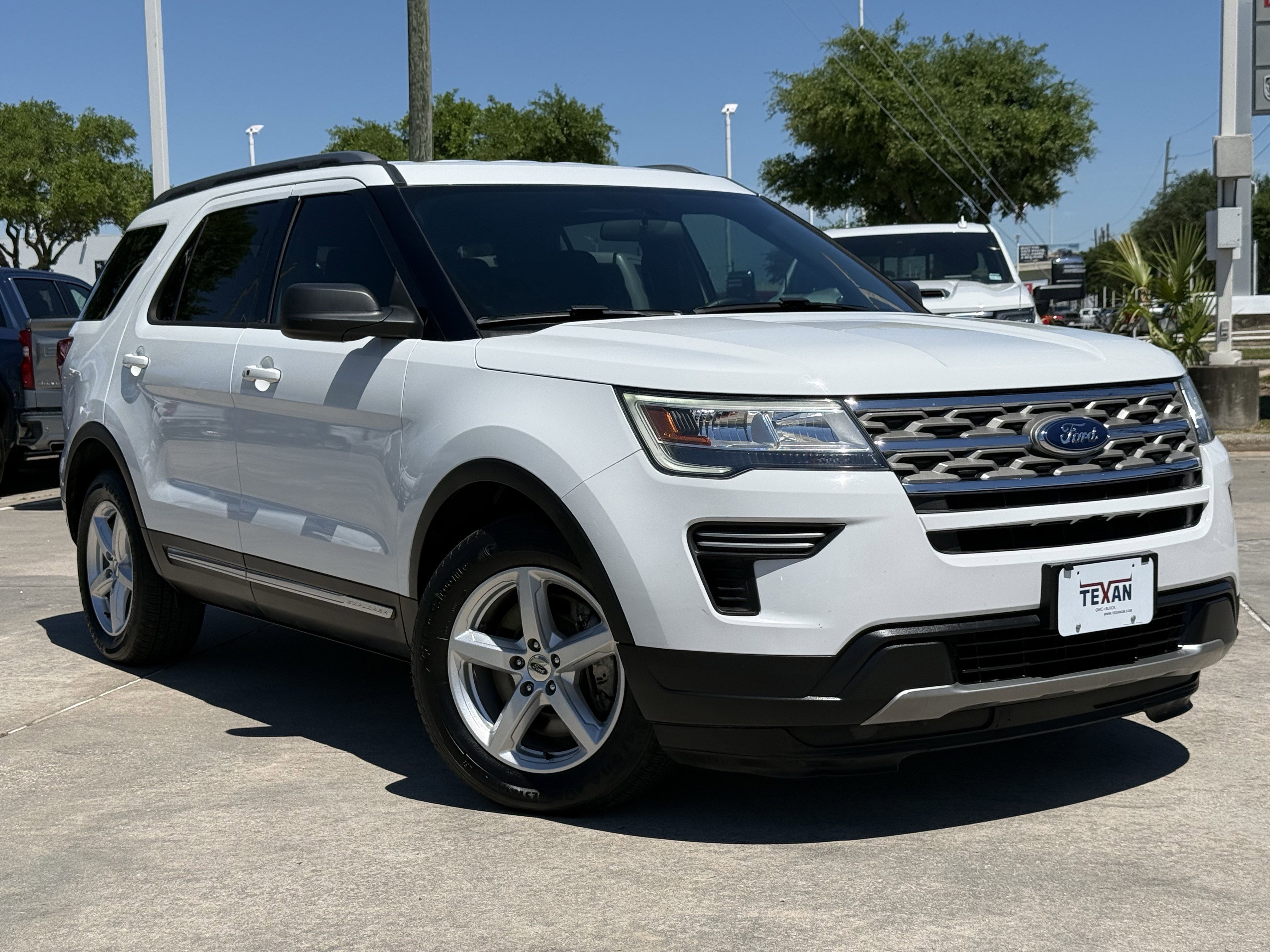 Used 2018 Ford Explorer XLT image 2