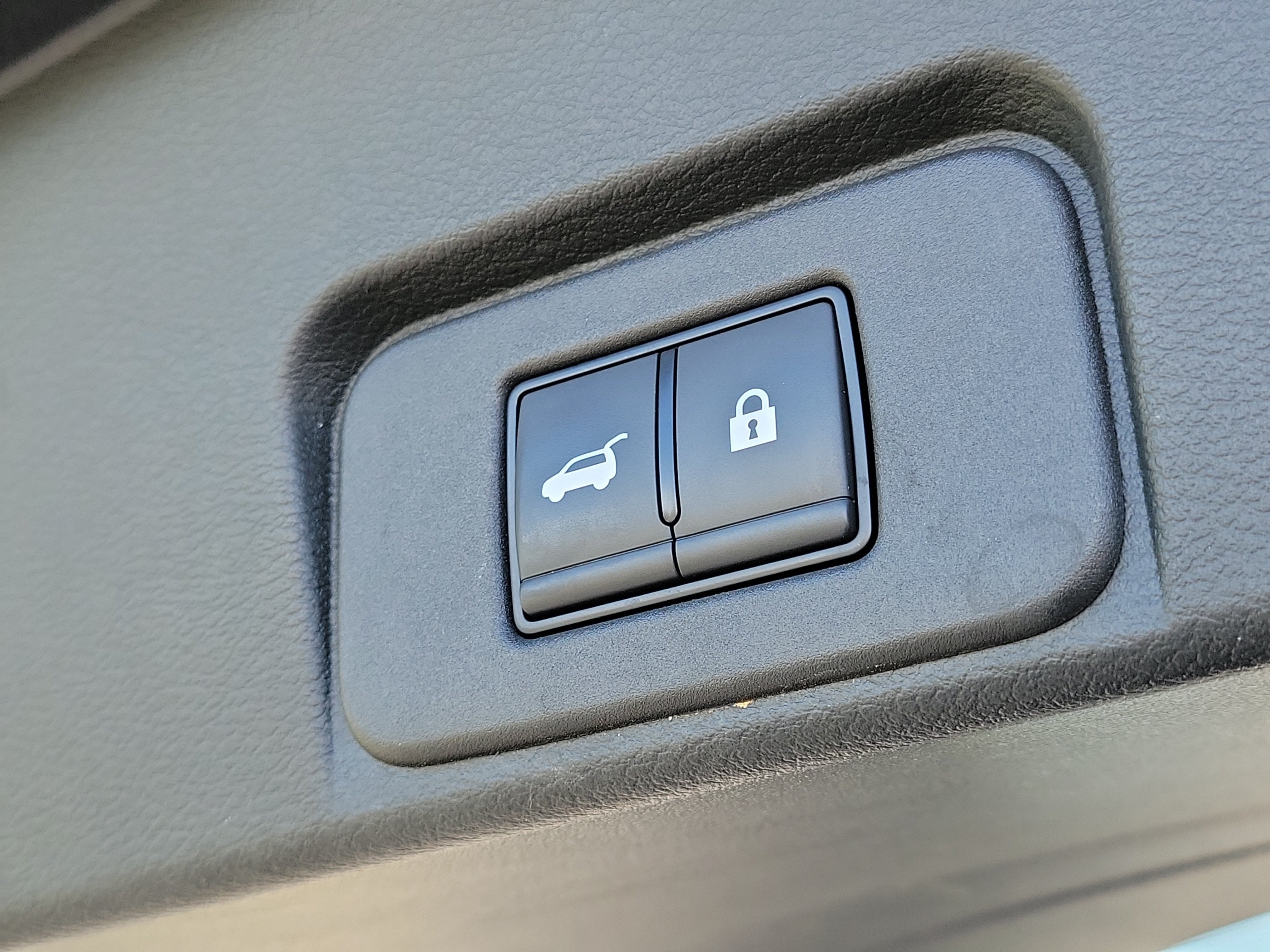 Used 2024 Nissan Rogue SV FWD image 8