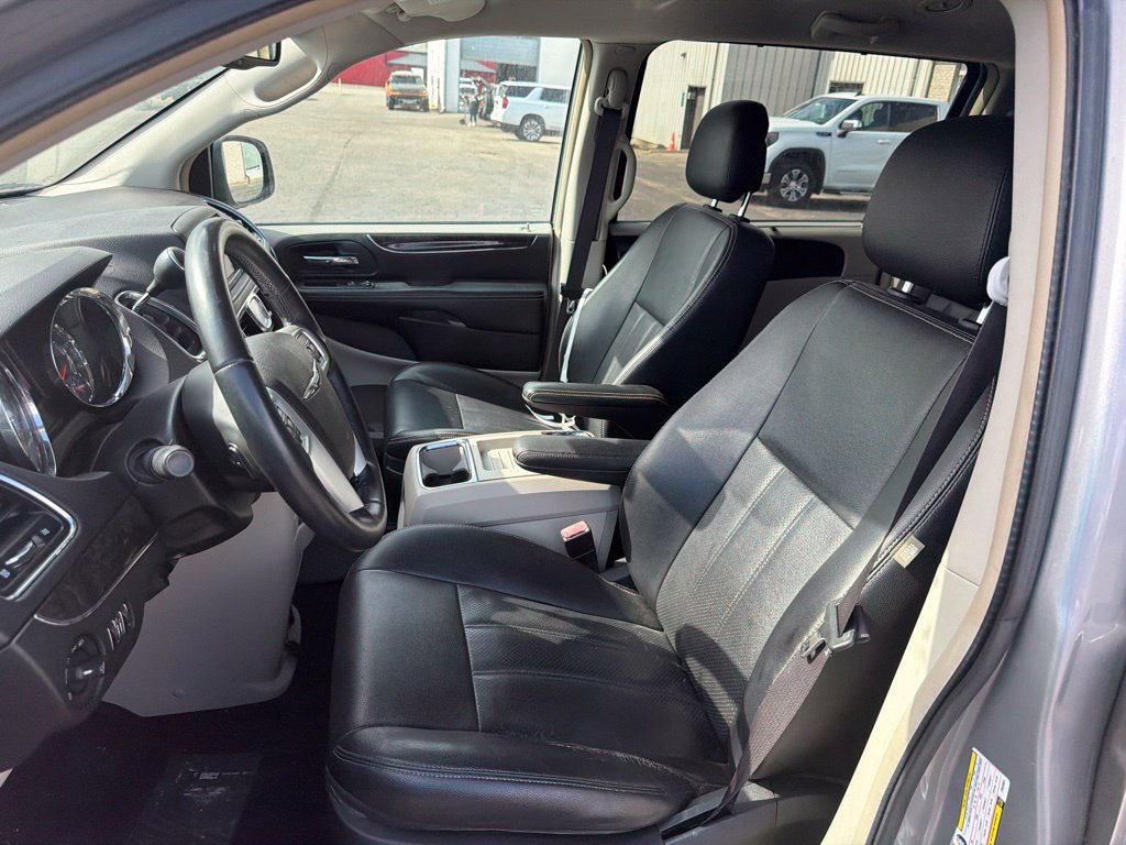 Used 2015 Chrysler Town & Country Touring-L w/ Driver Convenience Group FWD image 22