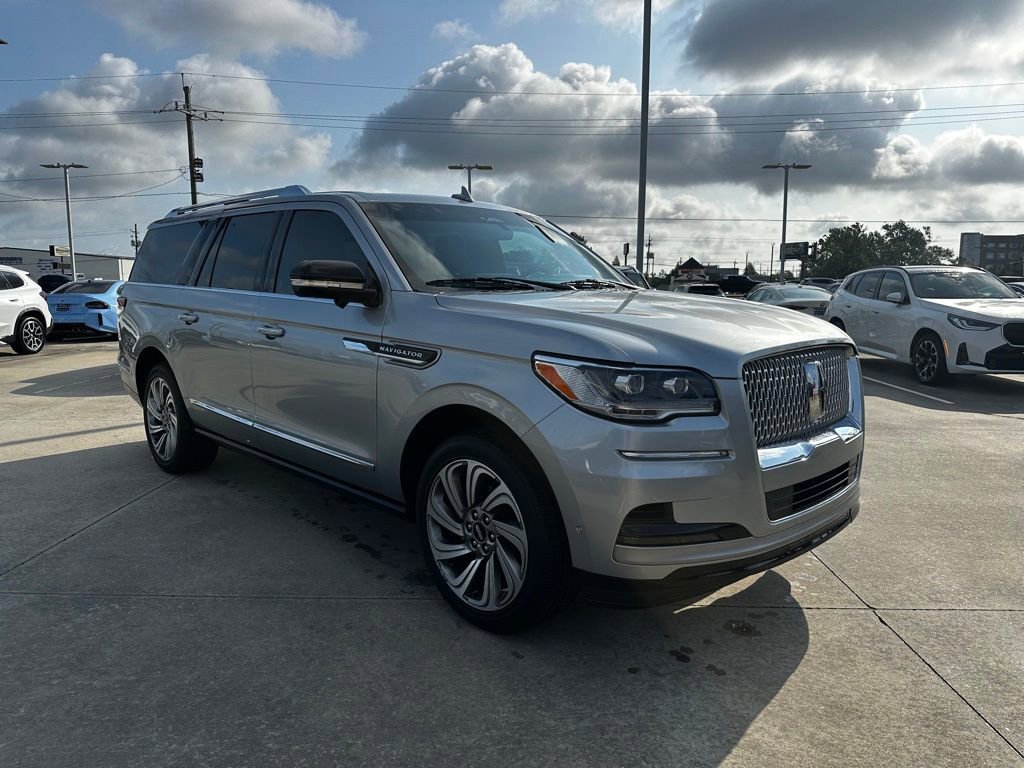 Used 2022 Lincoln Navigator L Reserve RWD image 3