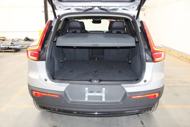 Used 2025 Volvo XC40 B5 Plus image 16
