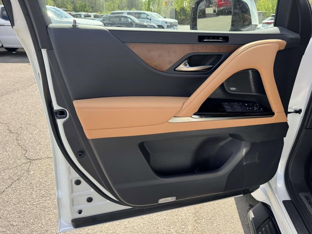 Used 2024 Lexus LX 600 4WD w/ Luxury Package image 12