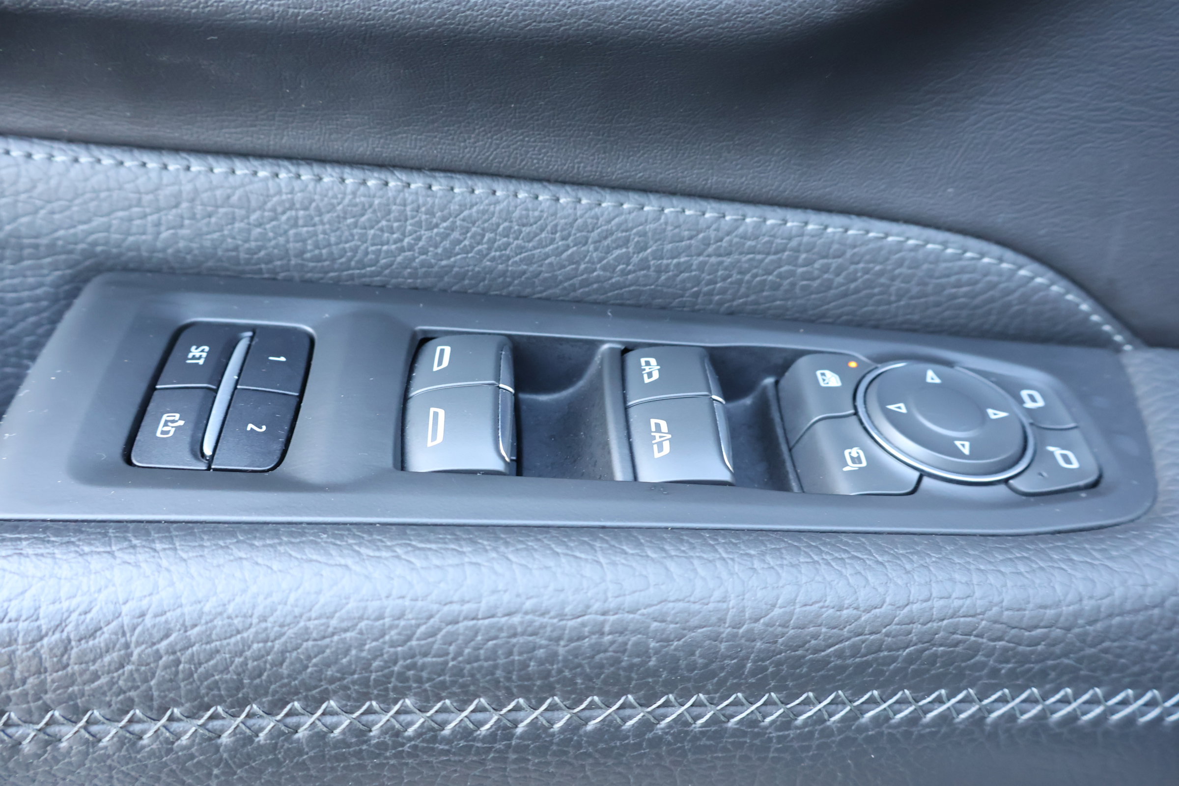 Used 2022 GMC Yukon XL Denali image 16