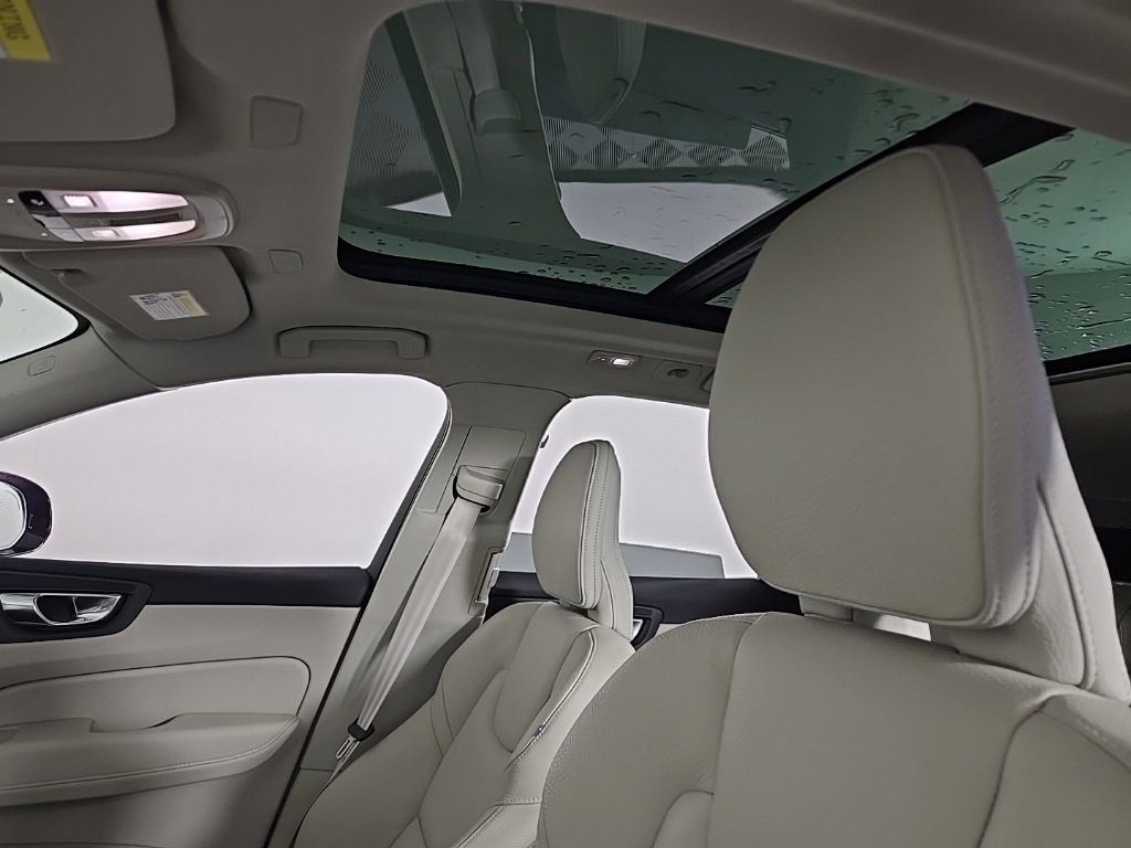 Certified 2025 Volvo XC60 T8 Plus w/ Protection Package Premier image 20