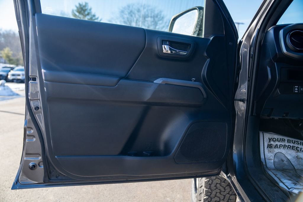 Used 2018 Toyota Tacoma TRD Sport w/ Technology Package image 16