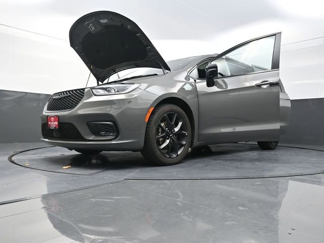 Used 2025 Chrysler Pacifica Limited image 38