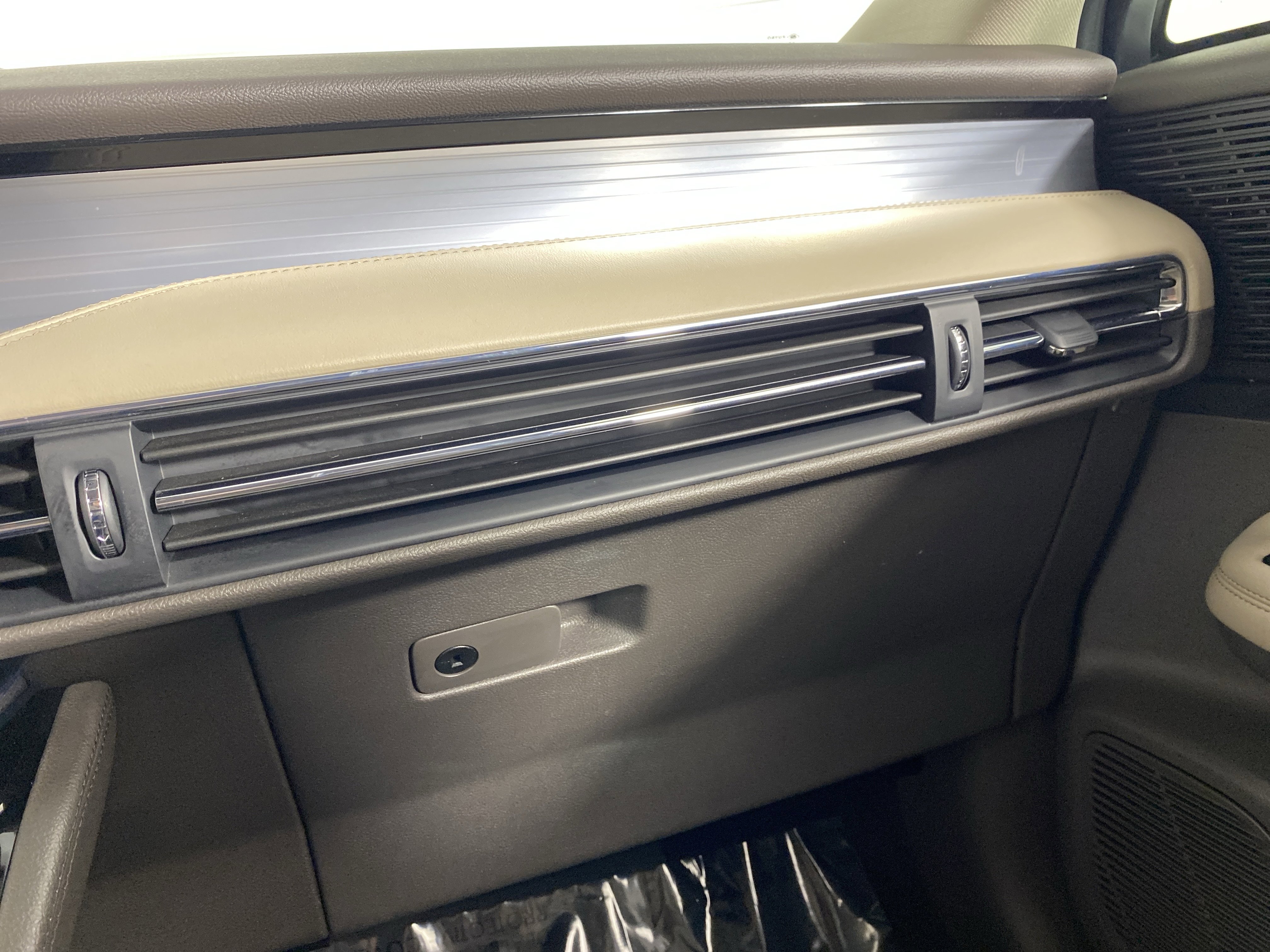 Used 2021 Lincoln Corsair AWD w/ Equipment Group 101A image 39