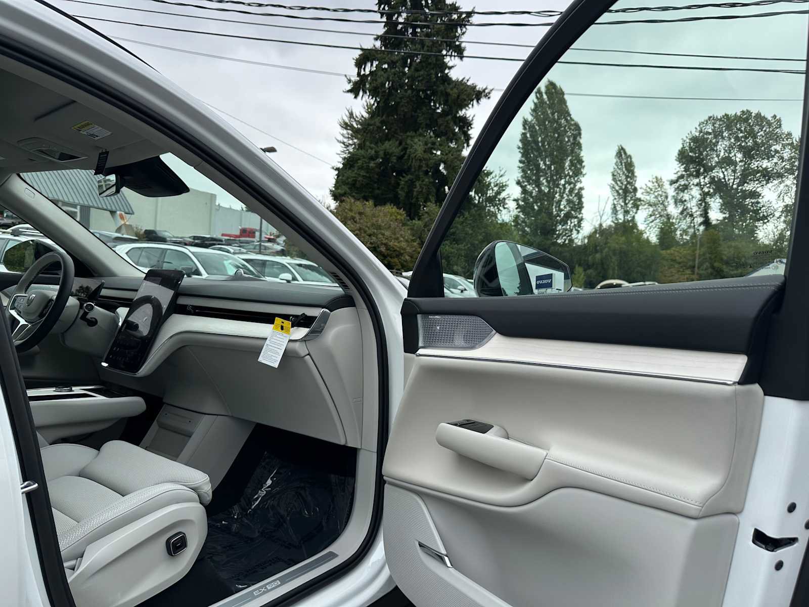New 2025 Volvo EX90 Ultra image 11