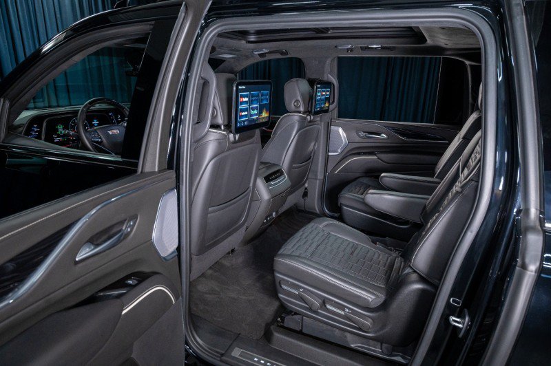 Used 2023 Cadillac Escalade ESV V w/ Heavy-Duty Trailer Package AWD/4WD image 15