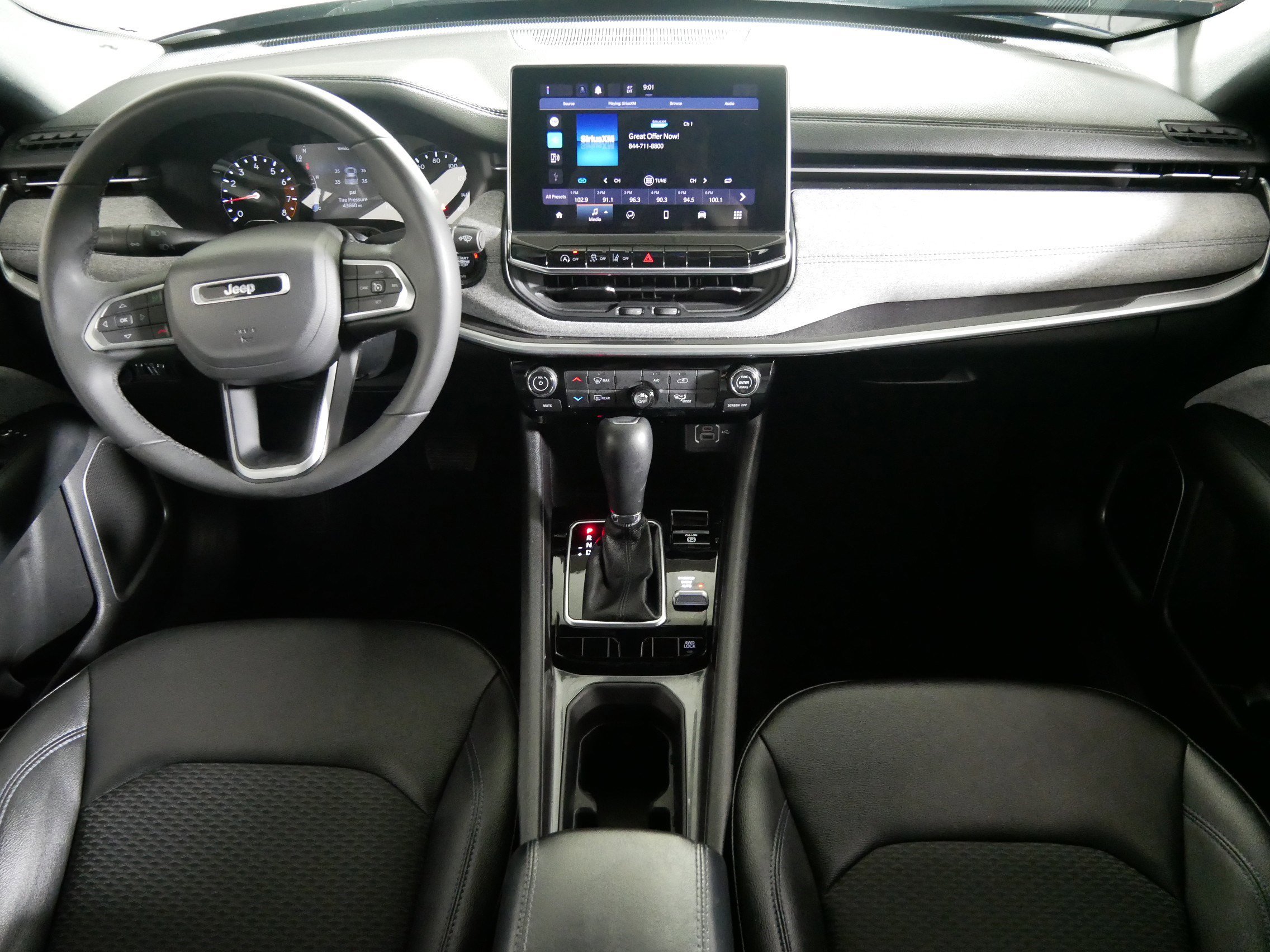 Used 2024 Jeep Compass Latitude image 10