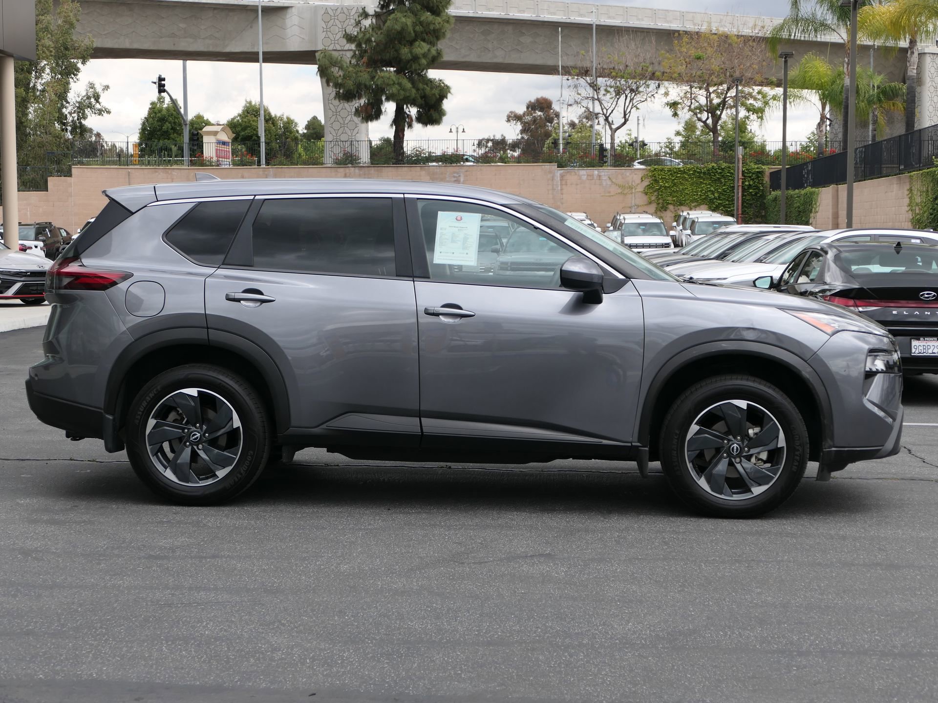 Used 2024 Nissan Rogue SV FWD image 2
