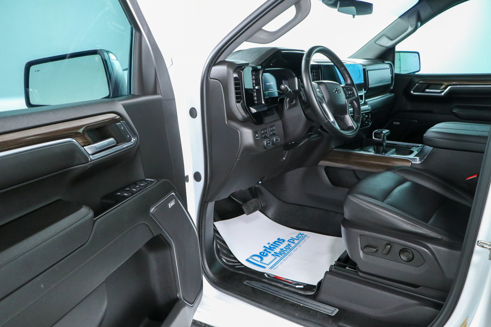 Used 2024 Chevrolet Silverado 1500 LT Trail Boss w/ LT Trail Boss Premium Package AWD/4WD image 3