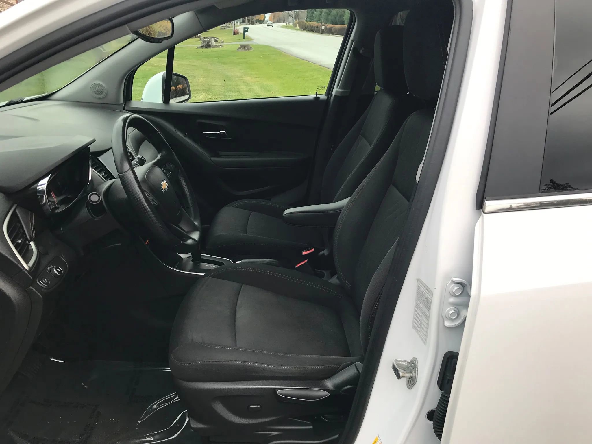 Used 2020 Chevrolet Trax LT image 2