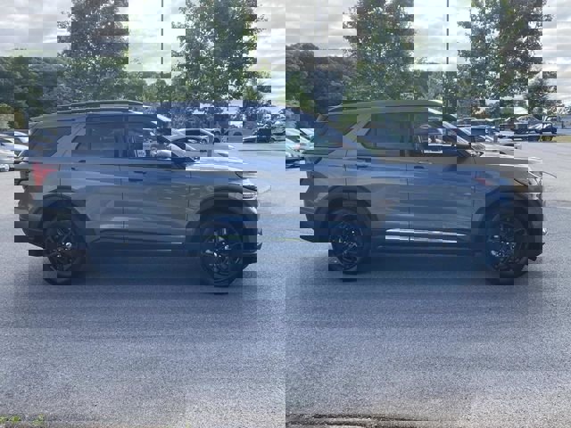 Used 2025 Ford Explorer Active RWD image 2