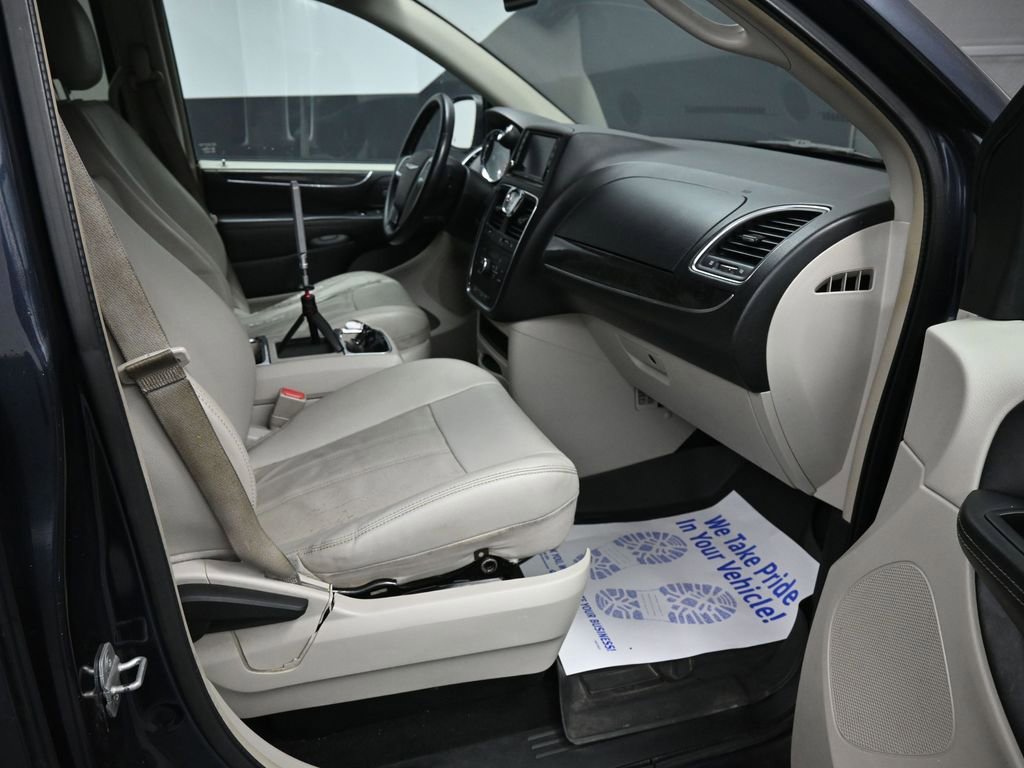 Used 2013 Chrysler Town & Country Touring image 19