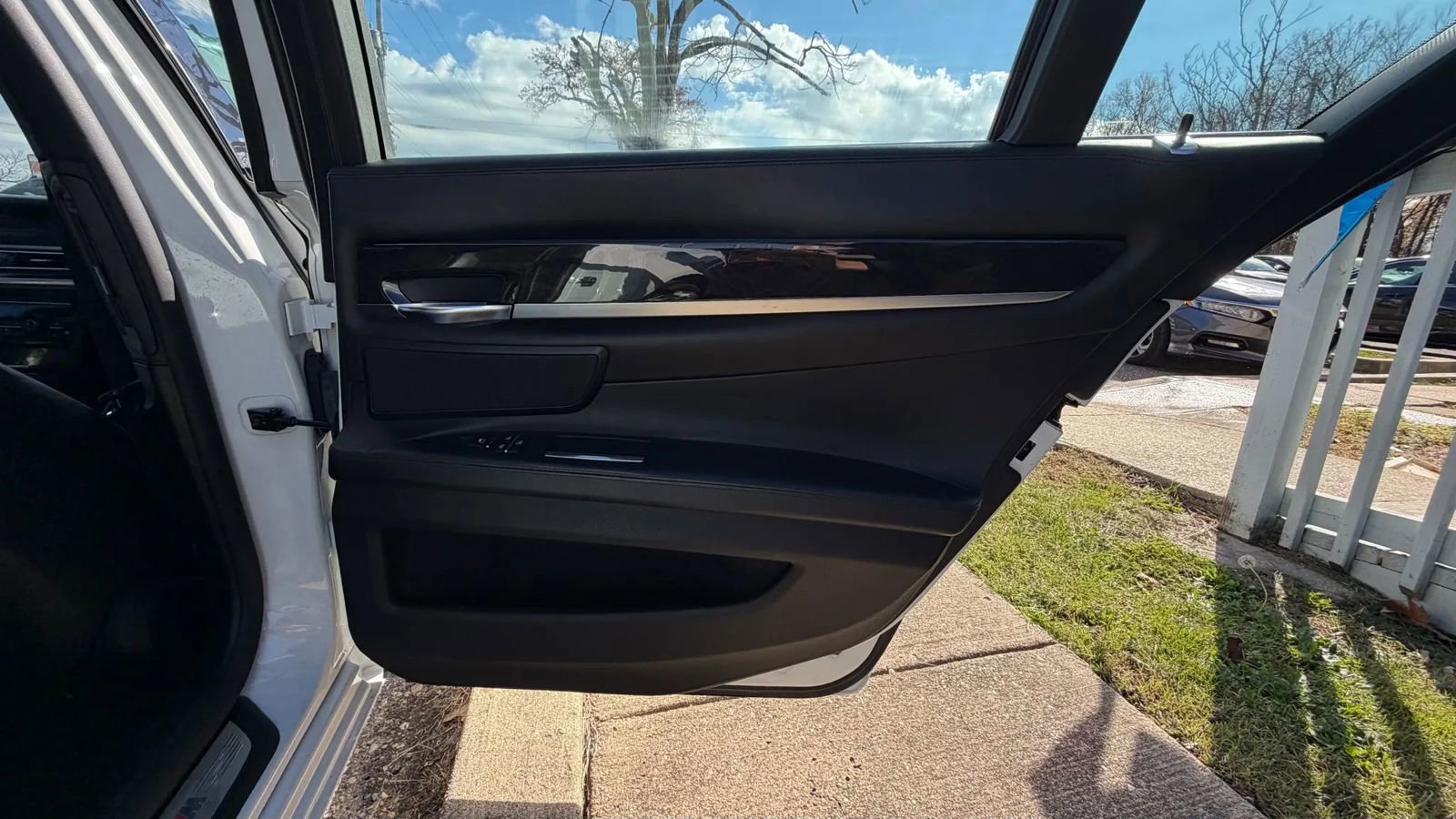 Used 2013 BMW 750i xDrive image 17