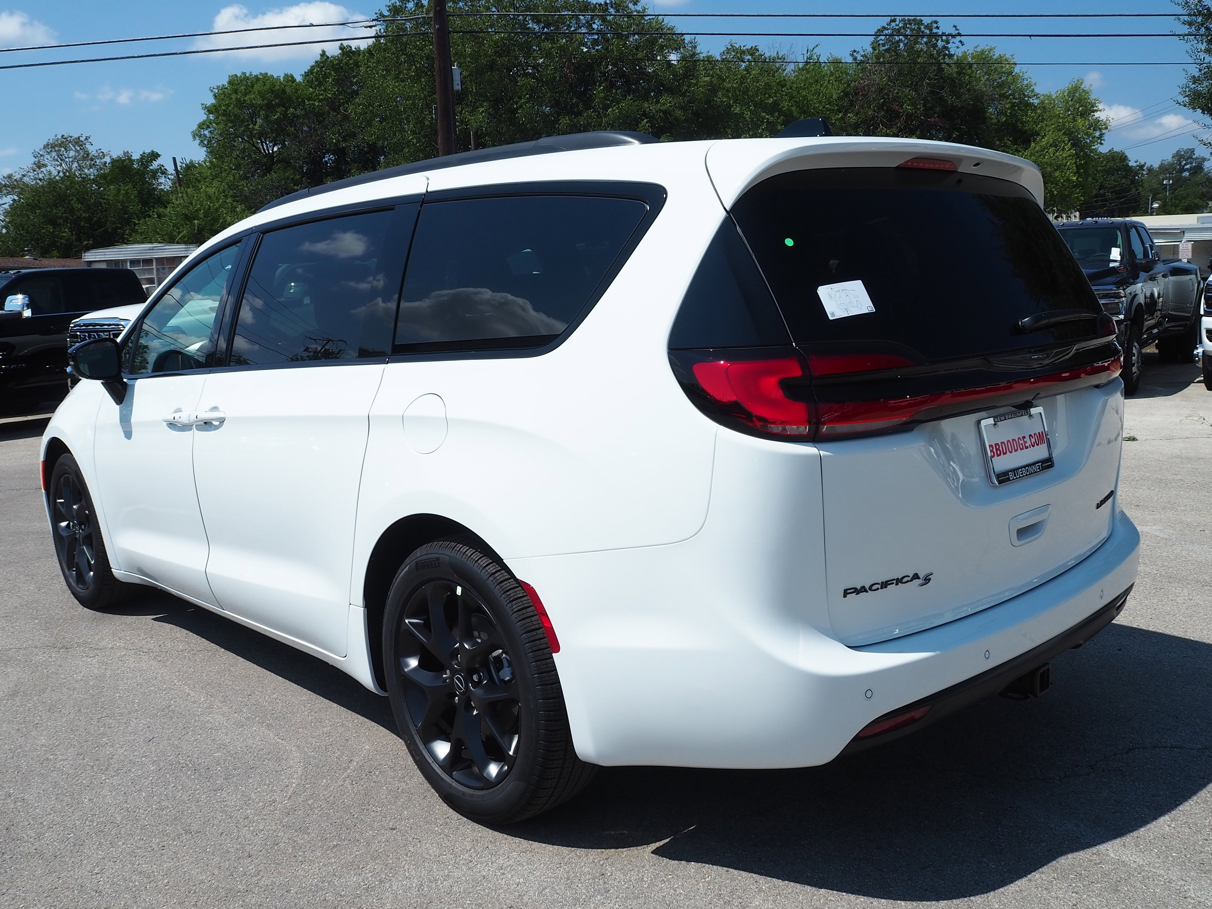 New 2026 Chrysler Pacifica Limited w/ Uconnect Theater Family Group FWD image 8