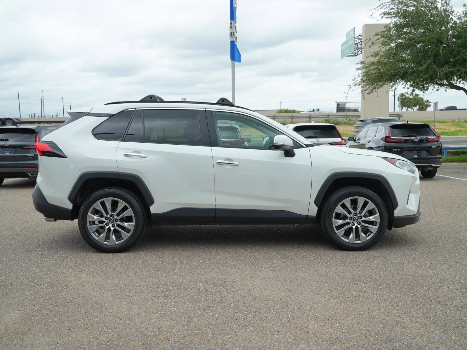 Used 2020 Toyota RAV4 Limited FWD image 4