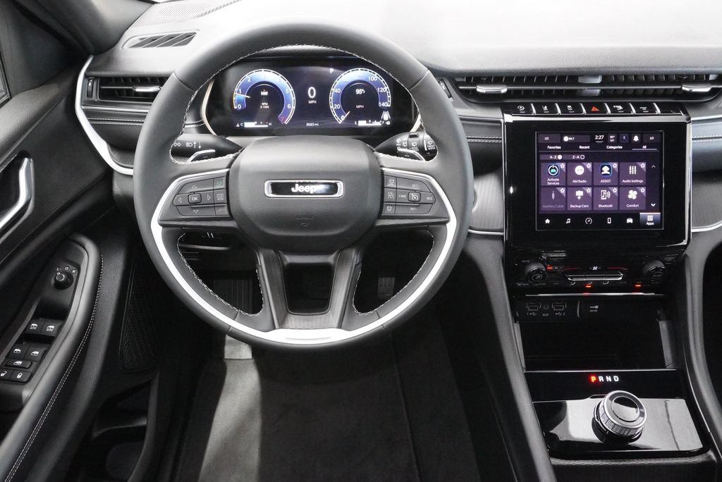 Used 2025 Jeep Grand Cherokee Laredo AWD/4WD image 23