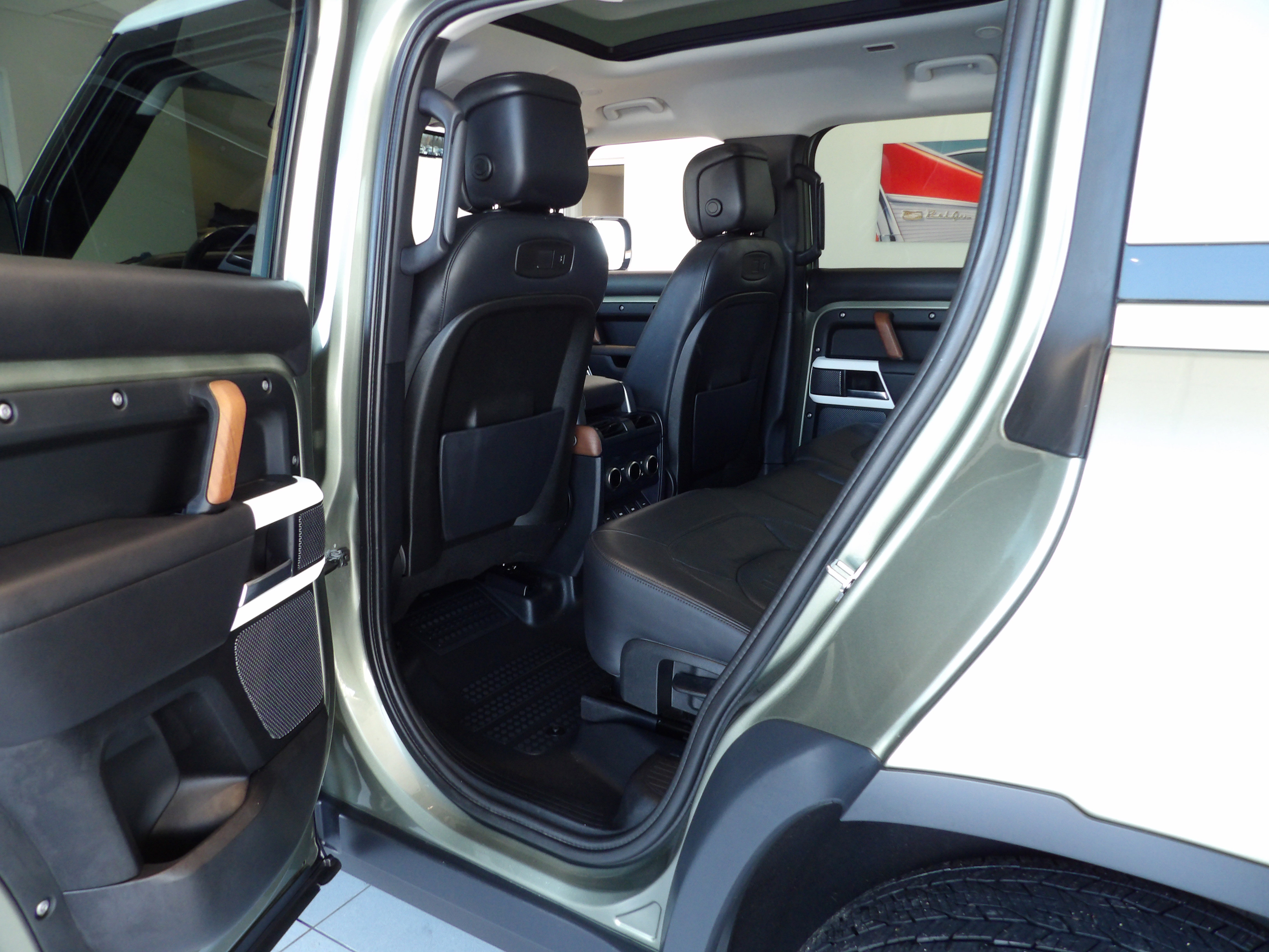 Used 2020 Land Rover Defender 110 HSE AWD/4WD image 25