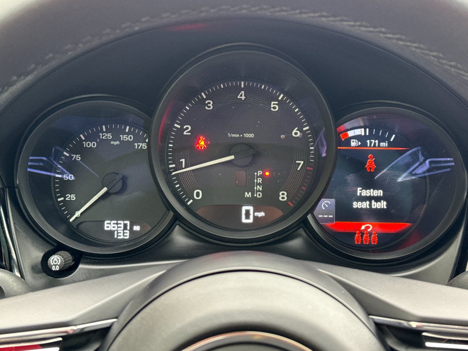 Certified 2025 Porsche Macan AWD/4WD image 30