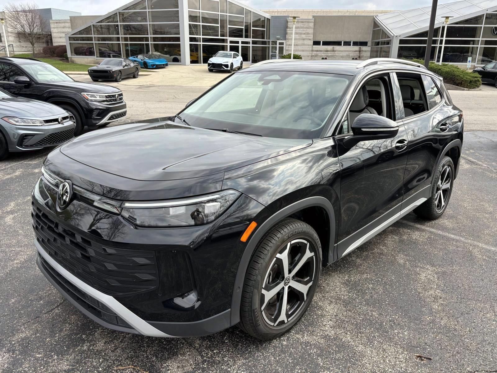 Certified 2025 Volkswagen Tiguan SE AWD/4WD image 1