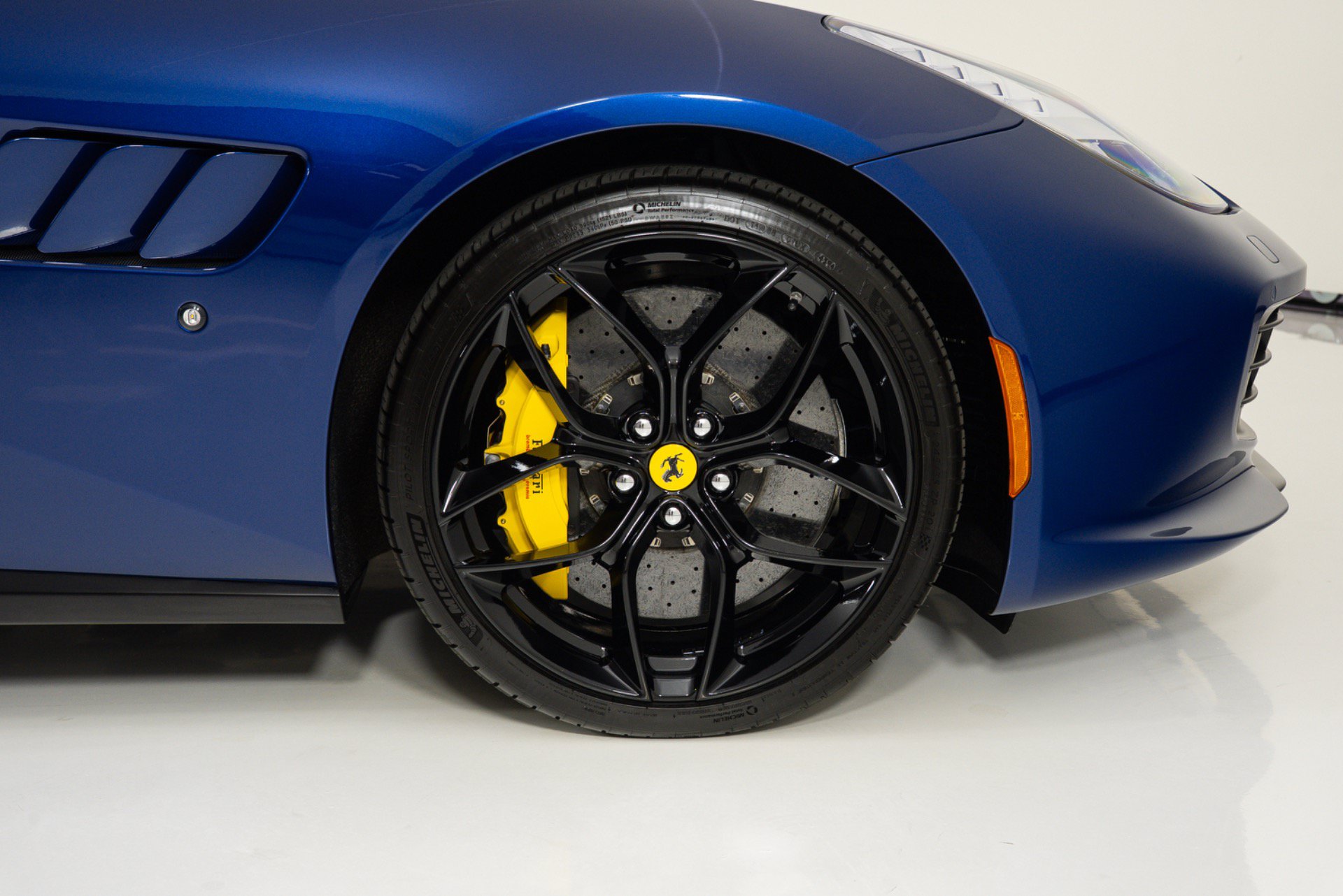 Used 2019 Ferrari GTC4Lusso T RWD image 14