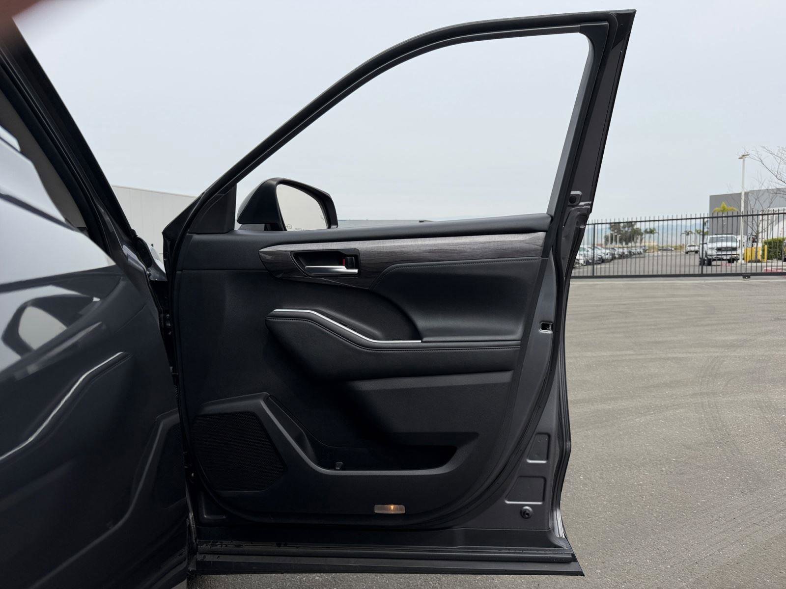 Used 2024 Toyota Highlander Platinum image 16