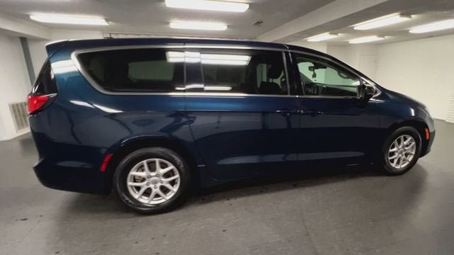Used 2023 Chrysler Pacifica Touring-L FWD image 9