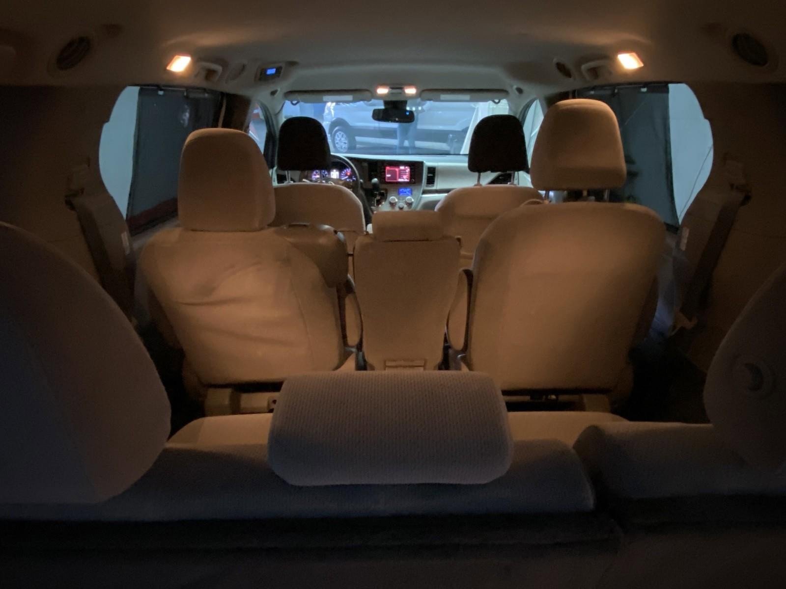 Used 2018 Toyota Sienna LE w/ Carpet Mat Package image 17