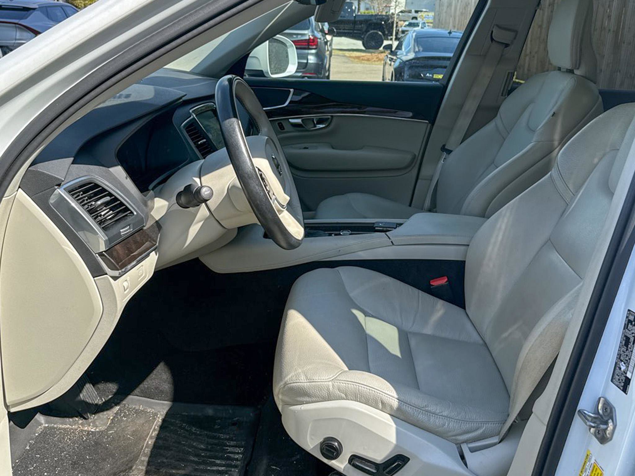 Used 2019 Volvo XC90 T6 Momentum w/ Advanced Package image 18