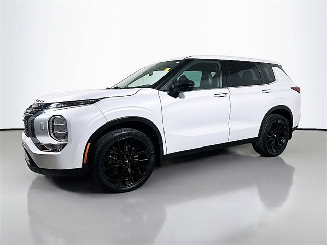 Used 2023 Mitsubishi Outlander SE image 3