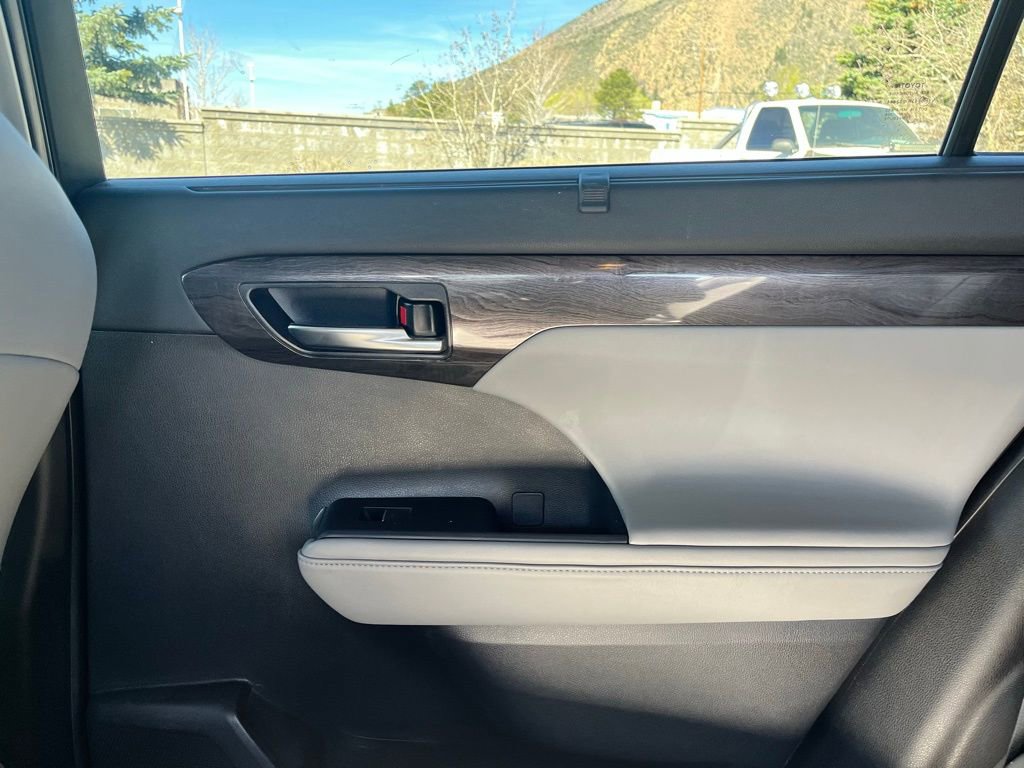 Used 2020 Toyota Highlander Limited image 14
