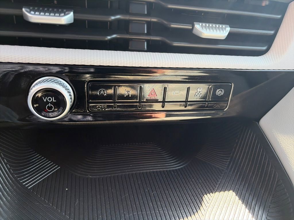 Used 2025 Ford Explorer Active w/ Active Comfort Package image 26