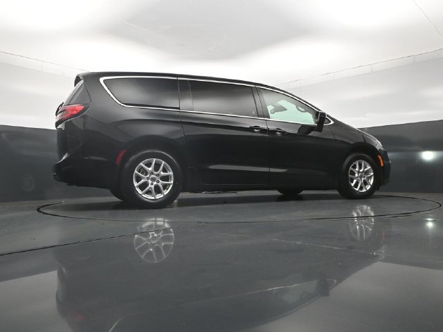 Used 2024 Chrysler Pacifica Touring-L FWD image 35
