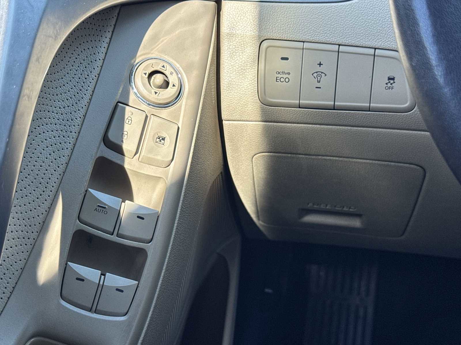 Used 2012 Hyundai Elantra Limited w/ Technology Pkg 5 image 17