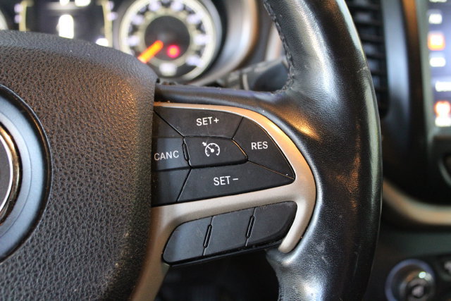 Used 2015 Jeep Cherokee Latitude w/ Comfort/Convenience Group AWD/4WD image 17