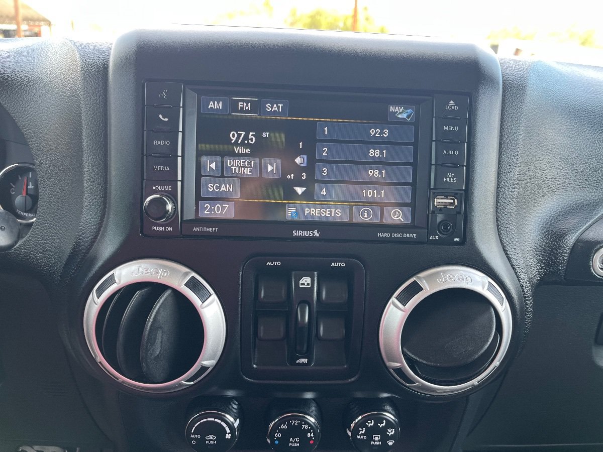 Used 2016 Jeep Wrangler Unlimited Rubicon AWD/4WD image 12