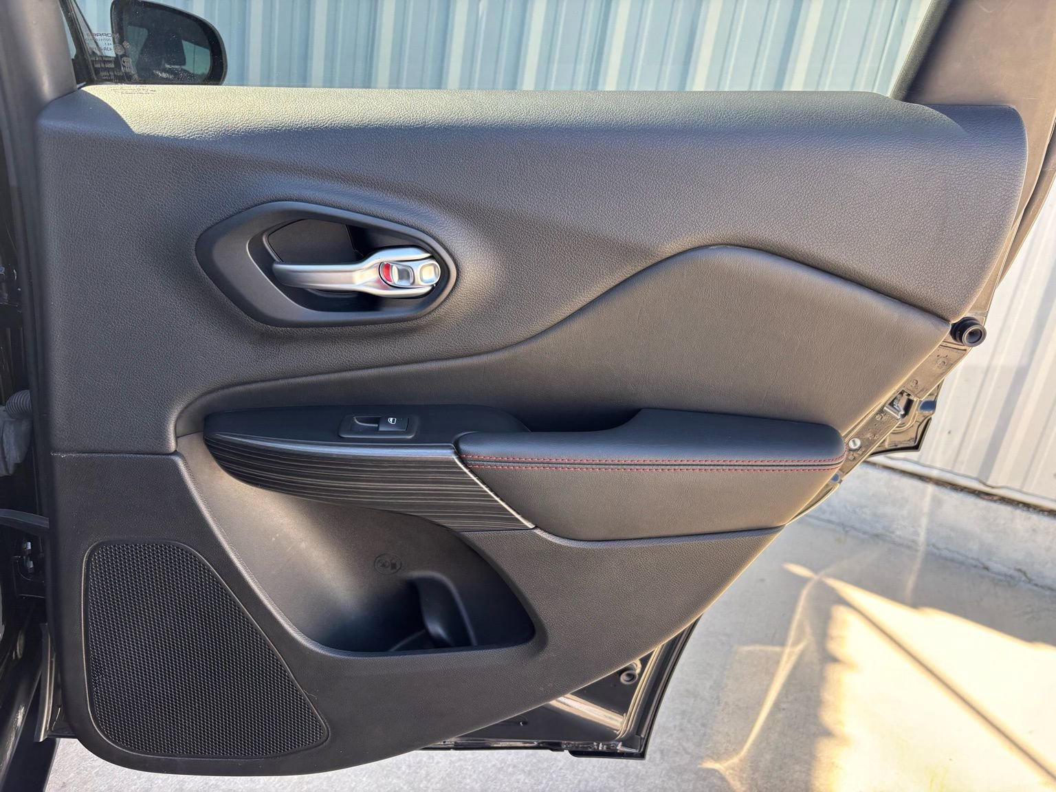 Used 2015 Jeep Cherokee Trailhawk w/ Comfort/Convenience Group image 33