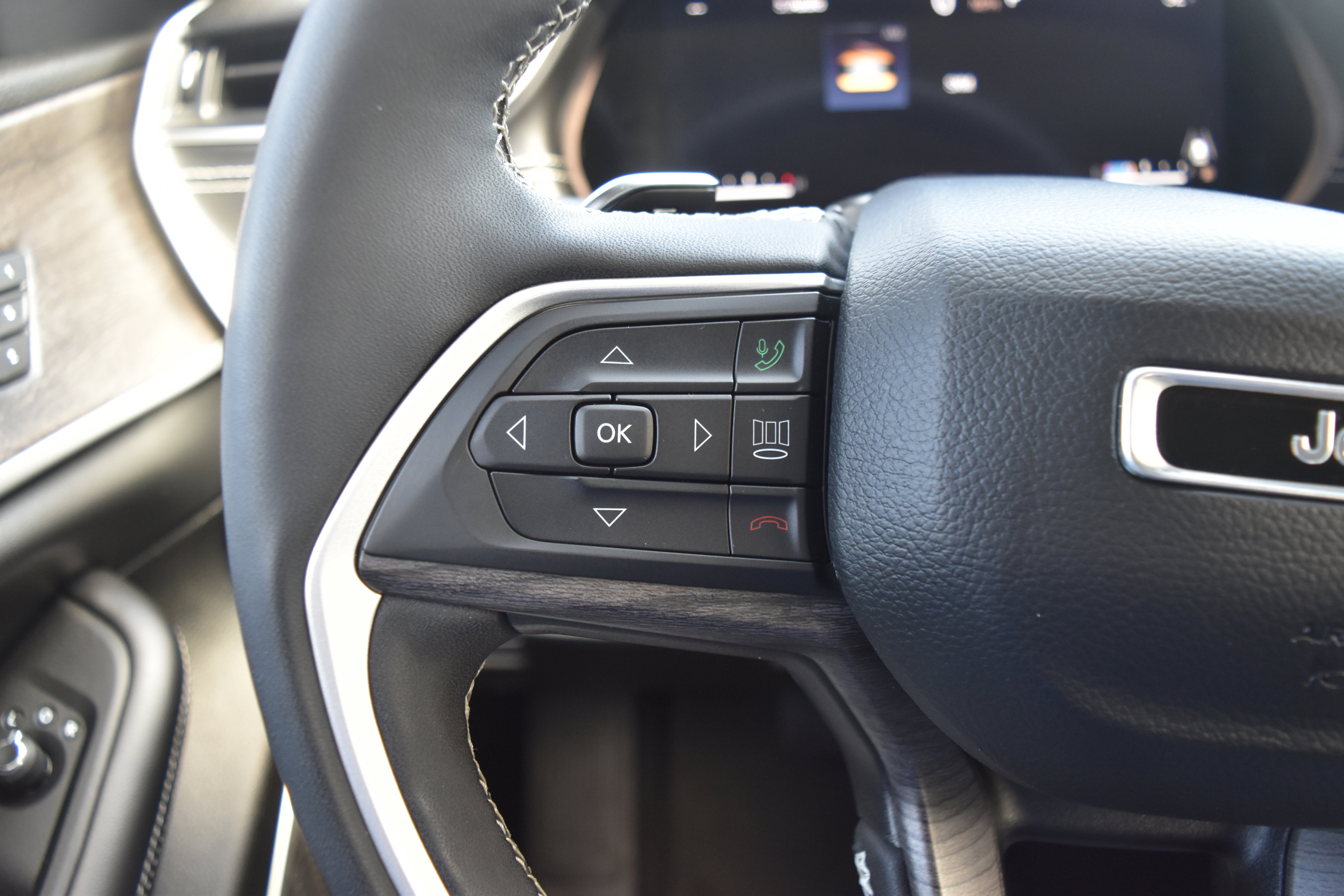 Used 2023 Jeep Grand Cherokee Limited w/ Luxury Tech Group II AWD/4WD image 19