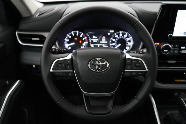 Used 2023 Toyota Highlander XLE image 16