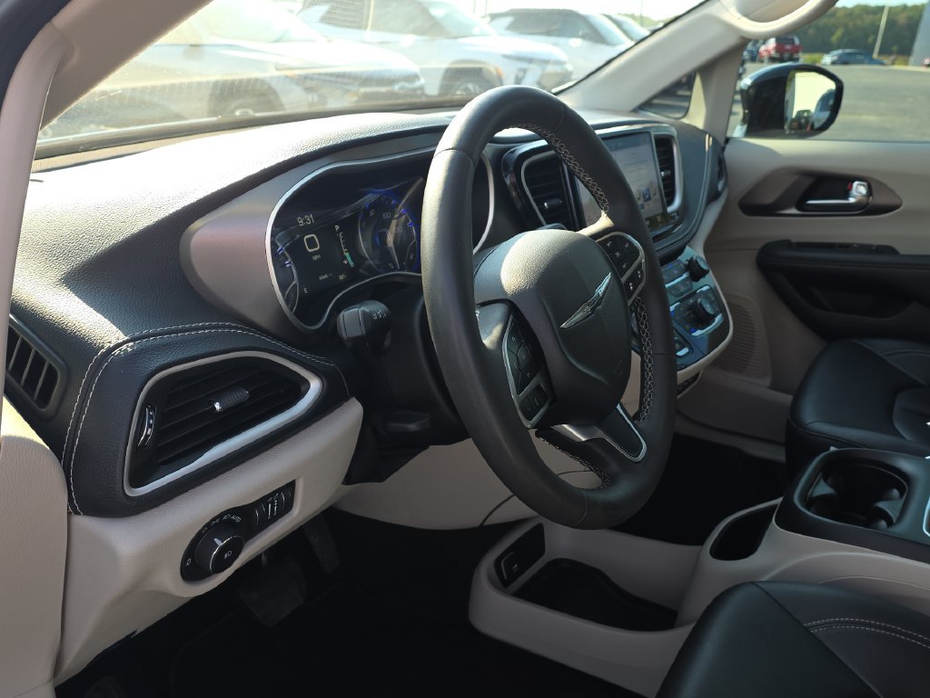 Used 2024 Chrysler Pacifica Touring-L FWD image 14