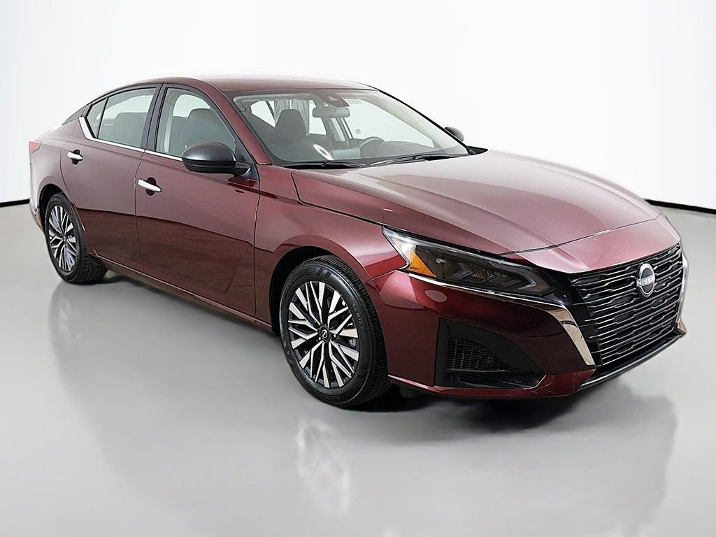 Used 2025 Nissan Altima 2.5 SV FWD image 2