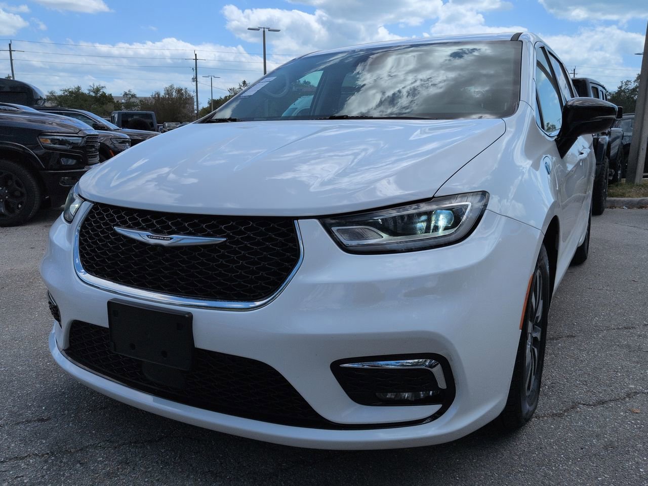 Used 2024 Chrysler Pacifica Limited FWD image 9