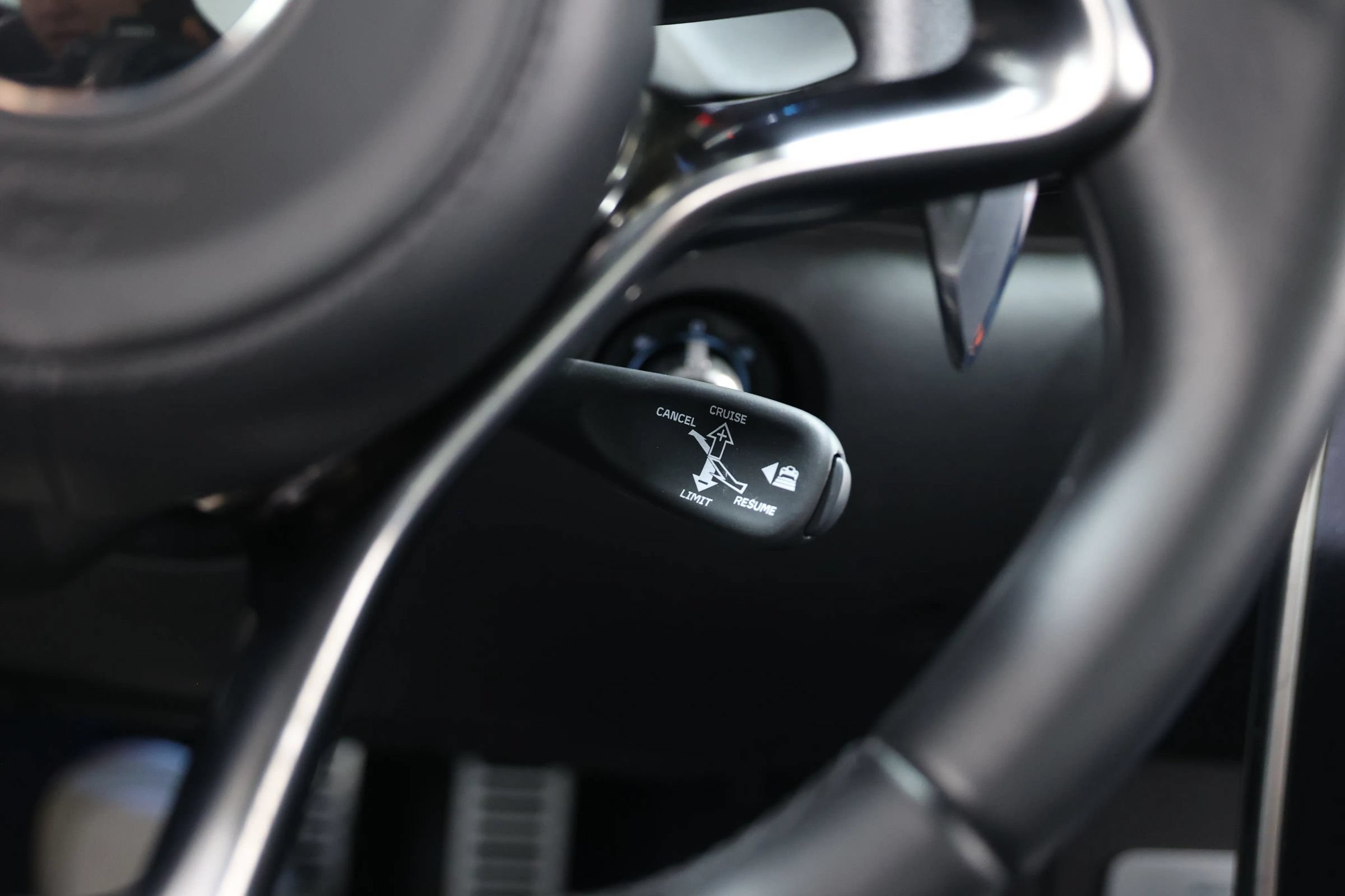 Used 2023 McLaren Artura RWD image 32