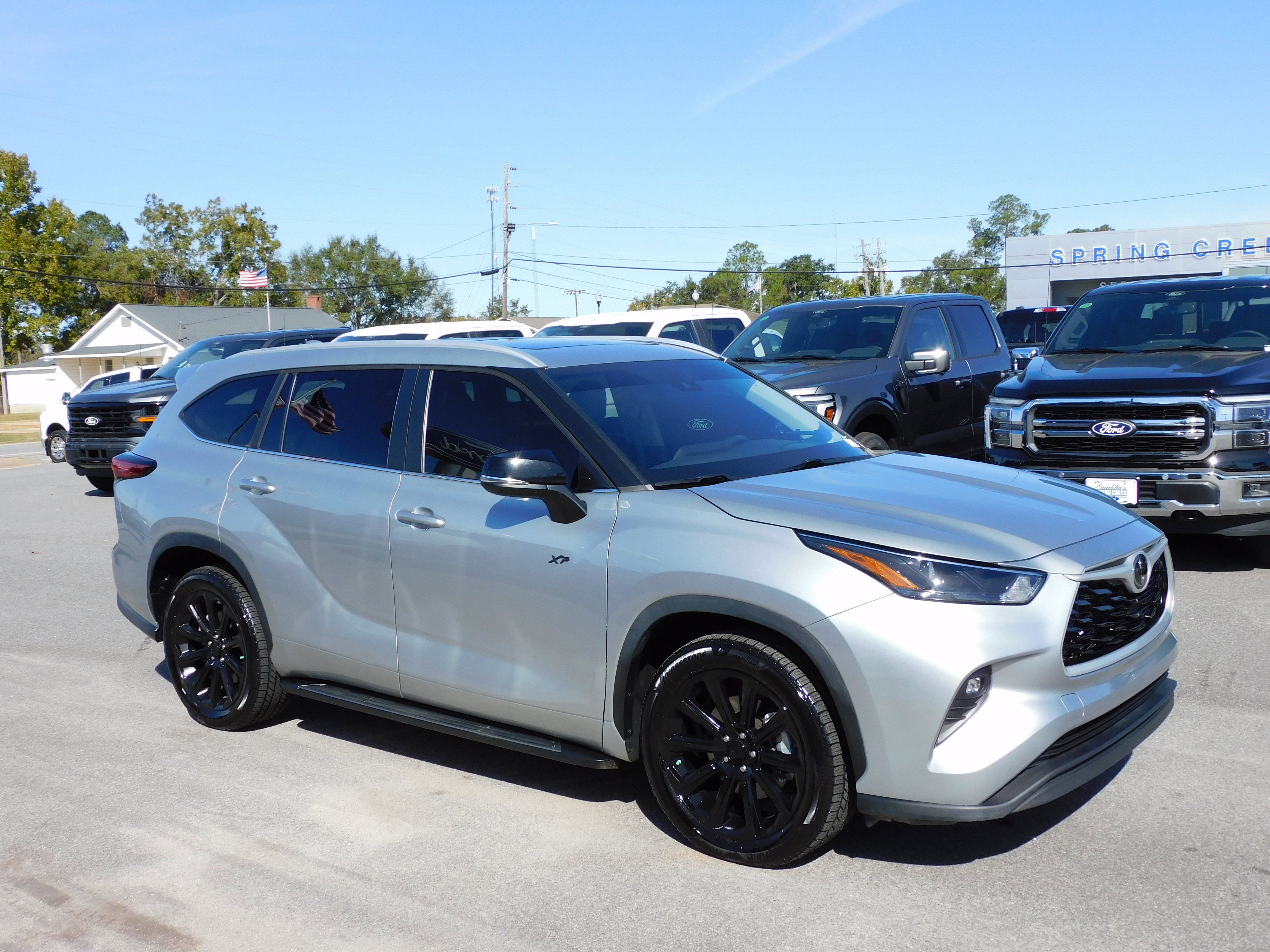 Used 2023 Toyota Highlander XLE image 3