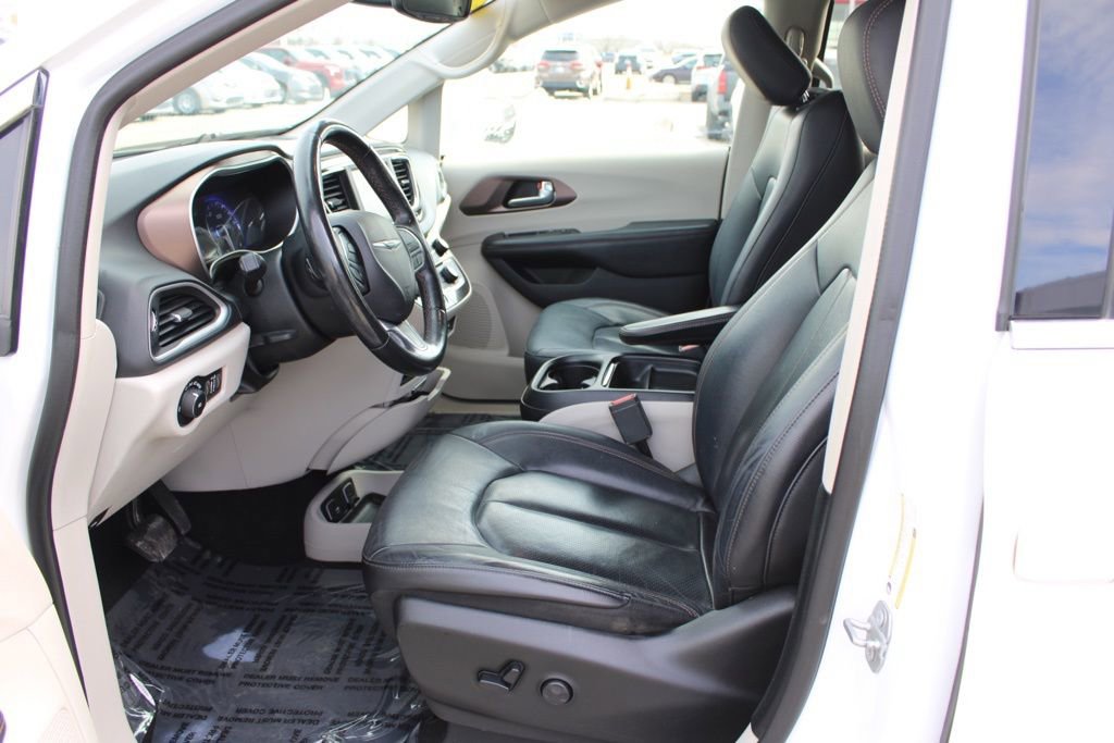 Used 2019 Chrysler Pacifica Touring-L image 17