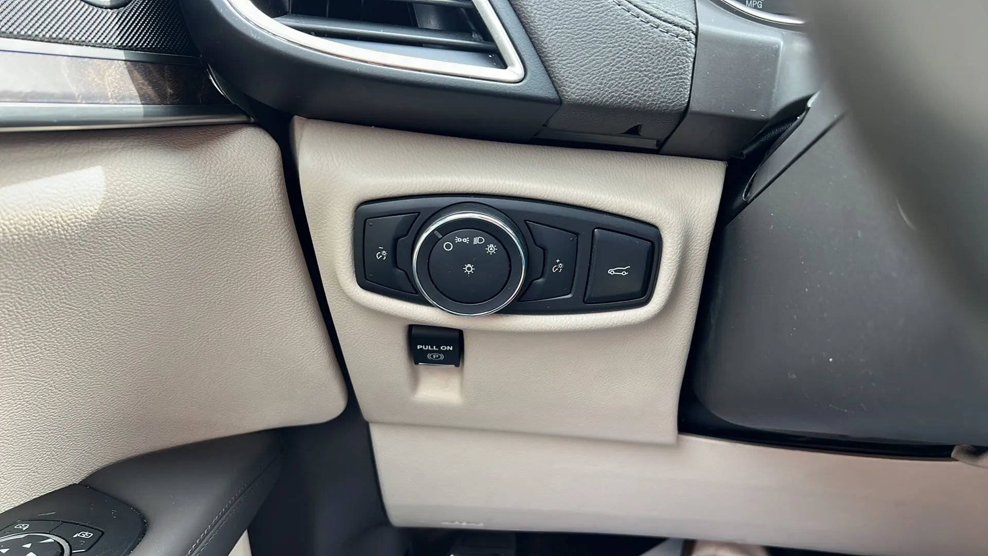 Used 2016 Lincoln MKX Reserve w/ Technology Package AWD/4WD image 32