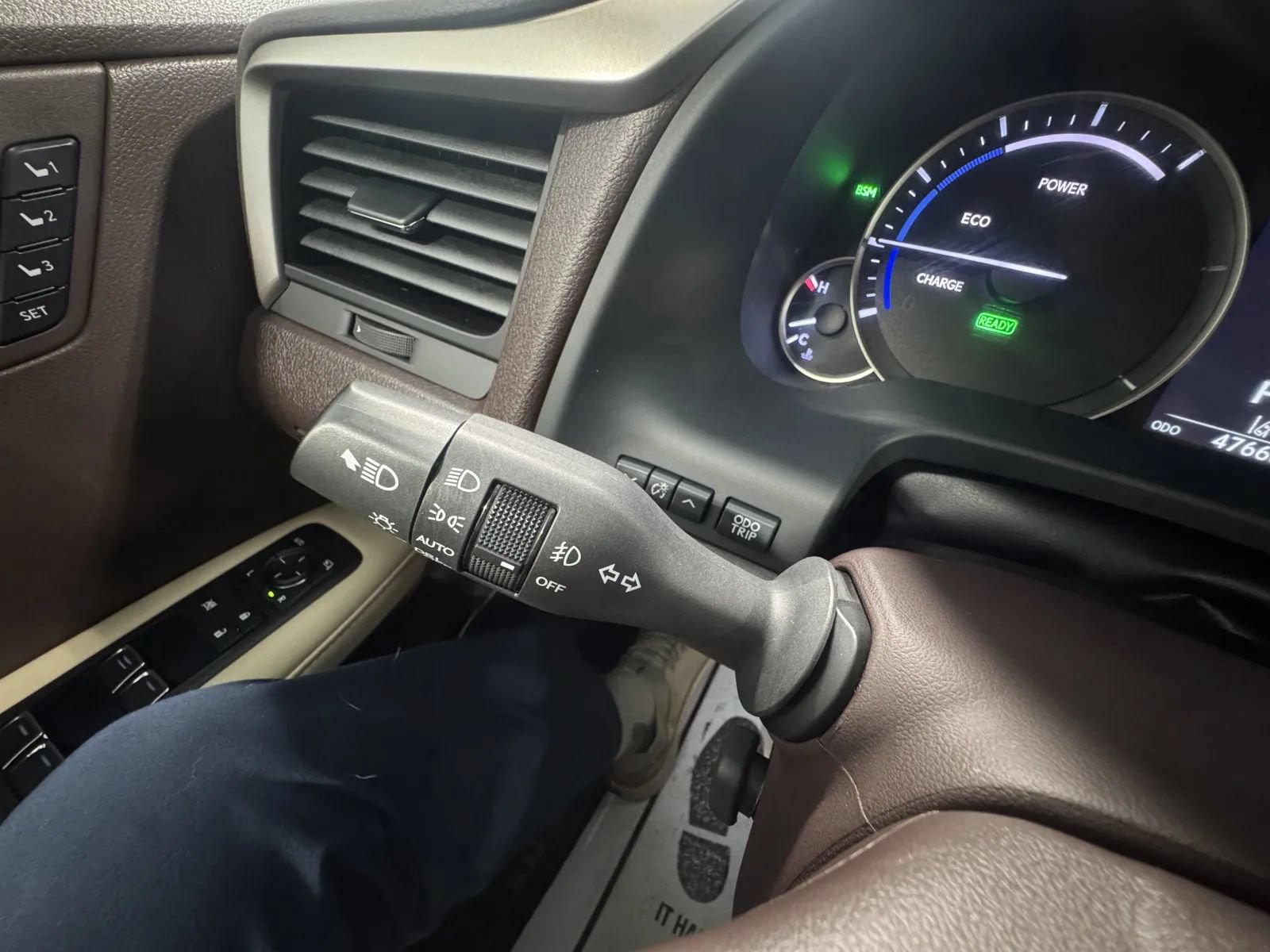 Used 2018 Lexus RX 450h AWD w/ Luxury Package image 32